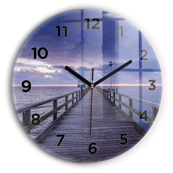 Wanduhr rund Pier an der Ostsee
