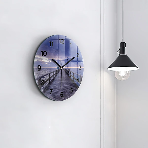 Wanduhr rund Pier an der Ostsee