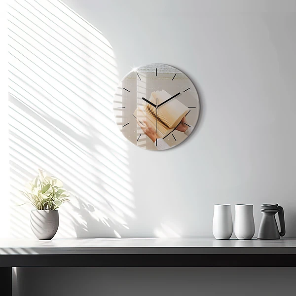 Wanduhr glas rund Ein Moment mit einem Buch