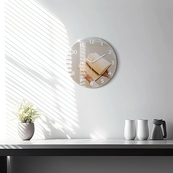 Wanduhr glas rund Ein Moment mit einem Buch