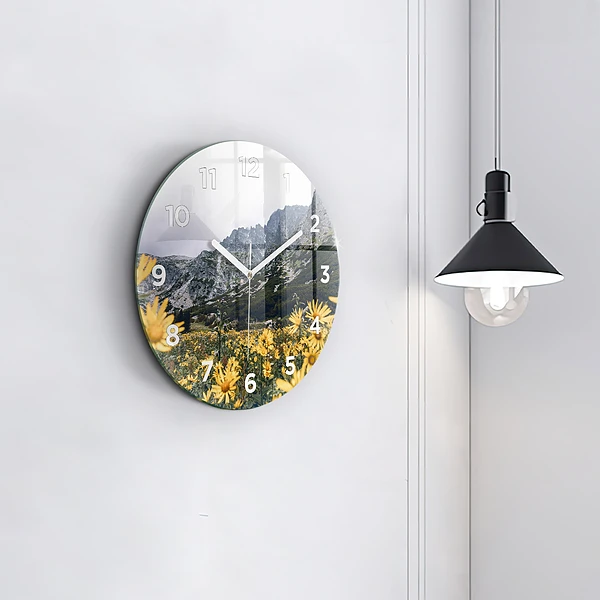 Wanduhr rund Blumenwiese in den Bergen