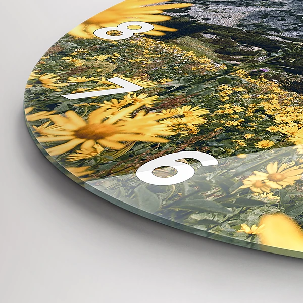Wanduhr rund Blumenwiese in den Bergen