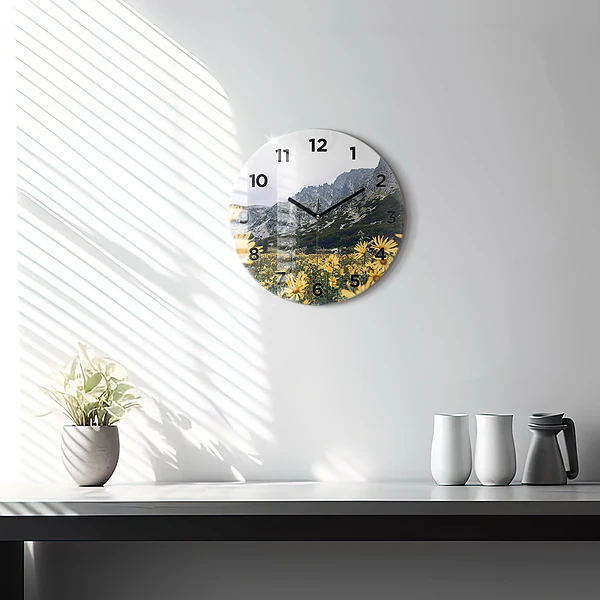 Wanduhr rund Blumenwiese in den Bergen