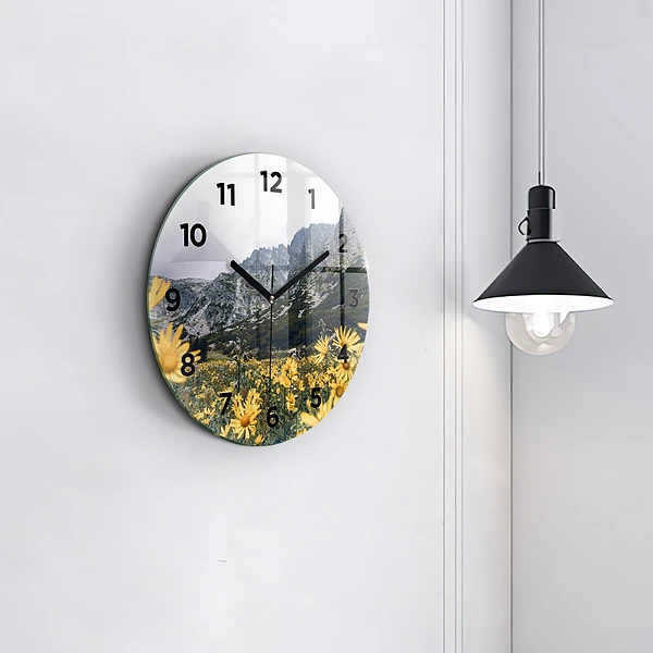 Wanduhr rund Blumenwiese in den Bergen