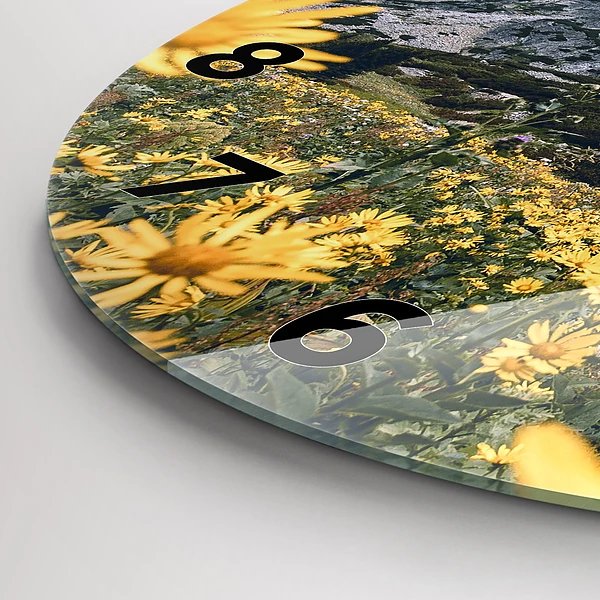 Wanduhr rund Blumenwiese in den Bergen