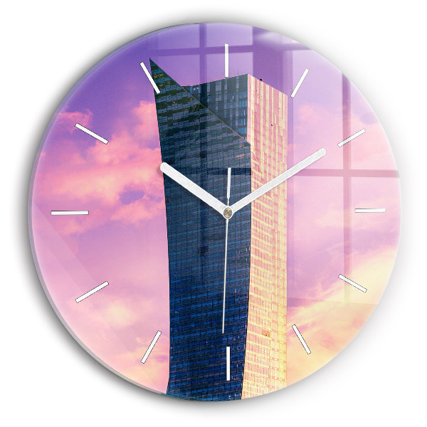 Wanduhr rund Wolkenkratzer in Warschau