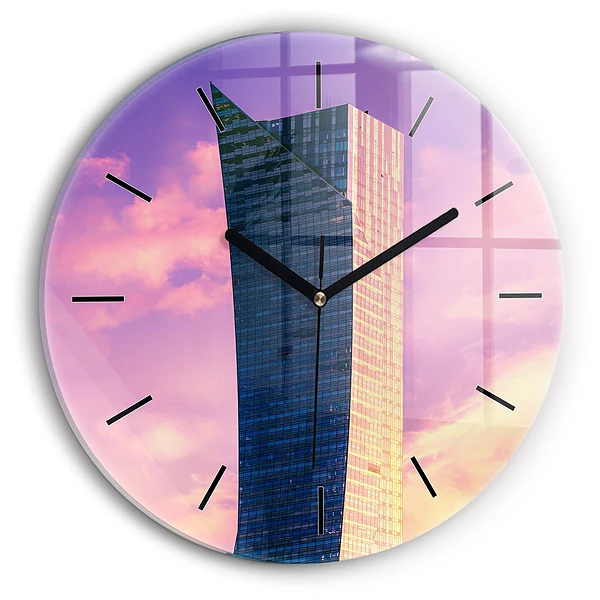 Wanduhr rund Wolkenkratzer in Warschau