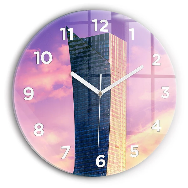 Wanduhr rund Wolkenkratzer in Warschau