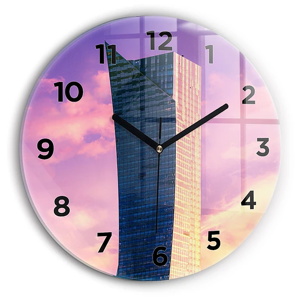 Wanduhr rund Wolkenkratzer in Warschau