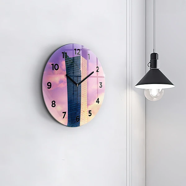 Wanduhr rund Wolkenkratzer in Warschau