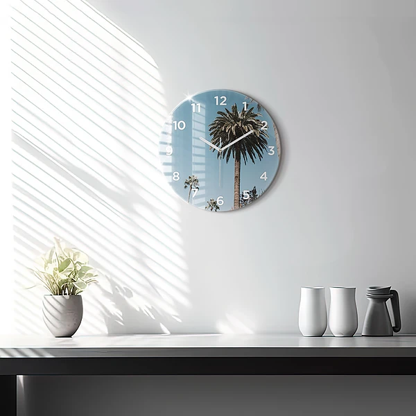 Wanduhr rund Palmen in Los Angeles