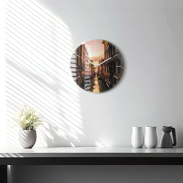 Wanduhr rund mit motiv Blick über den Kanal in der Stadt