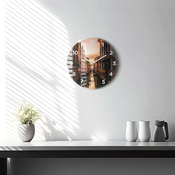 Wanduhr rund mit motiv Blick über den Kanal in der Stadt