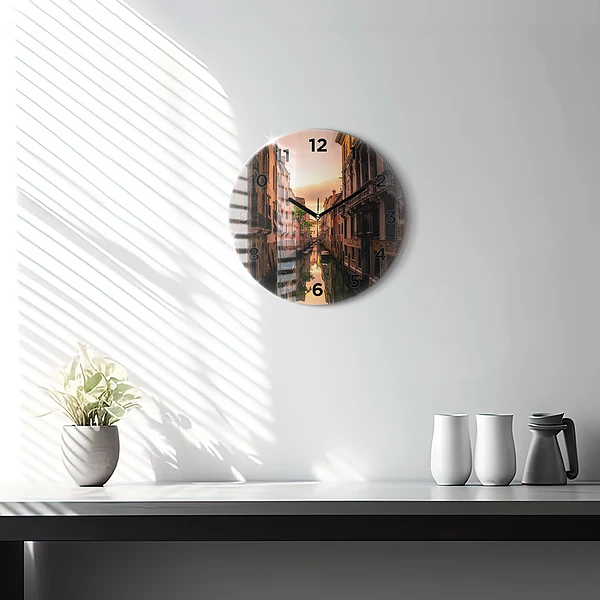 Wanduhr rund mit motiv Blick über den Kanal in der Stadt