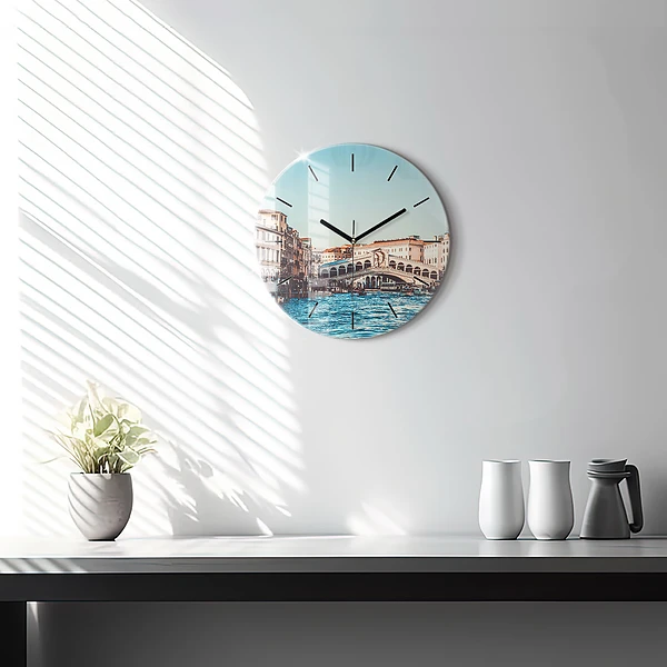 Wanduhr rund Rialto-Brücke in Venedig