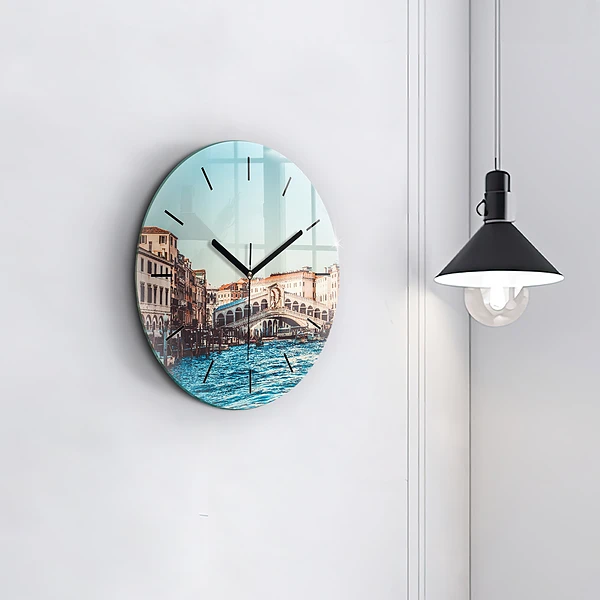Wanduhr rund Rialto-Brücke in Venedig