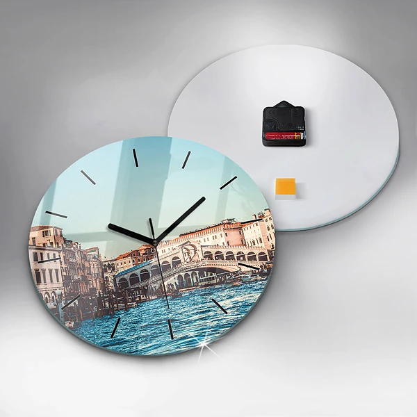 Wanduhr rund Rialto-Brücke in Venedig