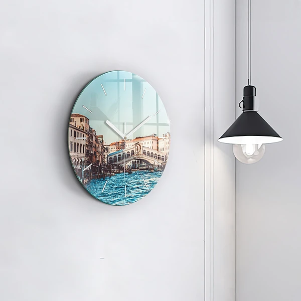 Wanduhr rund Rialto-Brücke in Venedig