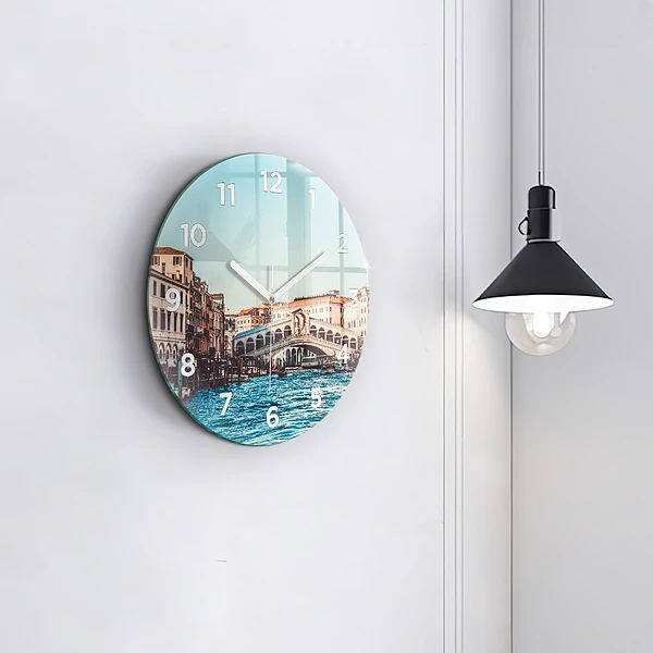Wanduhr rund Rialto-Brücke in Venedig