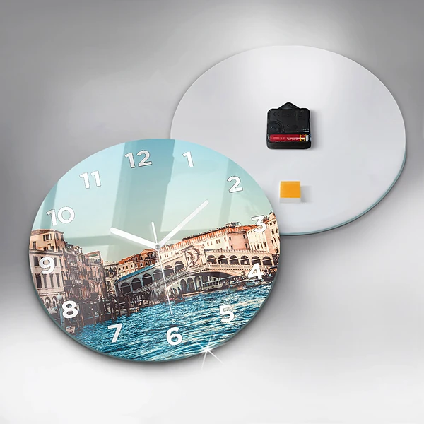 Wanduhr rund Rialto-Brücke in Venedig