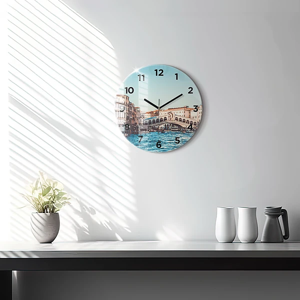Wanduhr rund Rialto-Brücke in Venedig