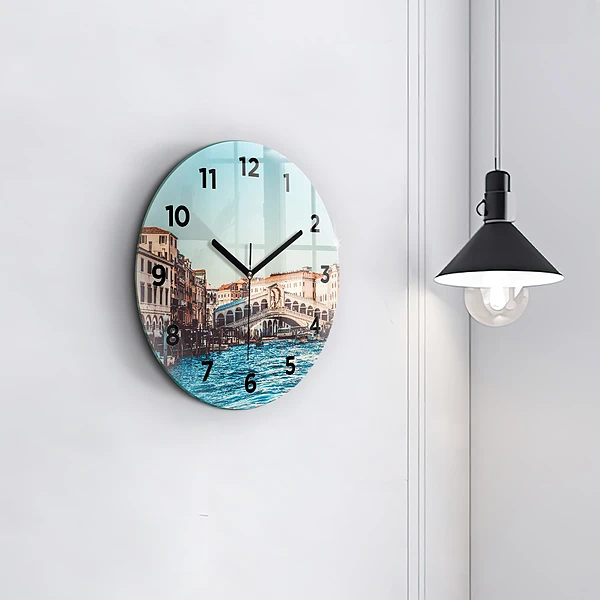 Wanduhr rund Rialto-Brücke in Venedig