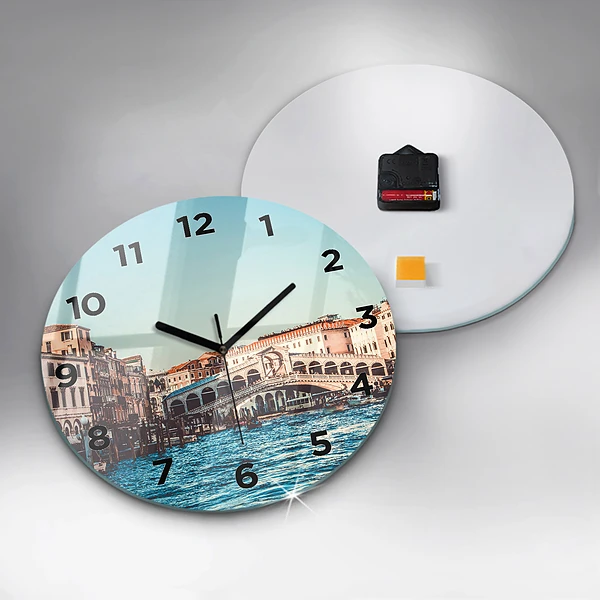 Wanduhr rund Rialto-Brücke in Venedig