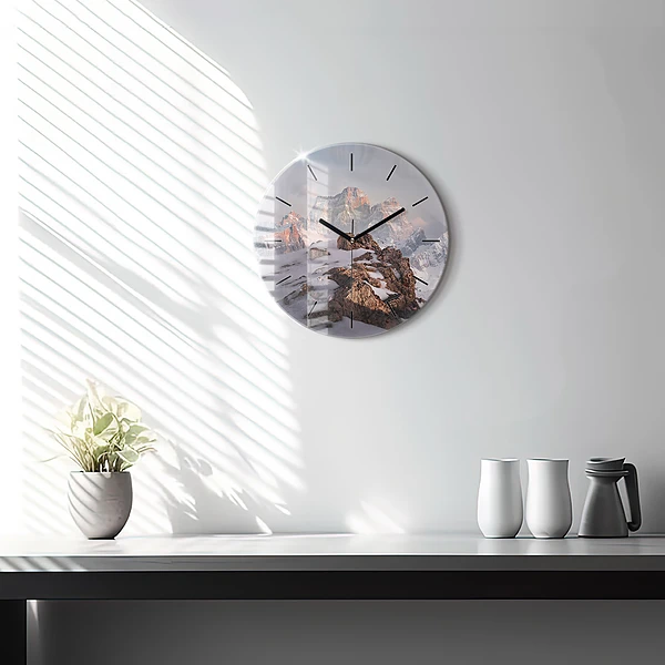 Wanduhr rund Berg mit Schnee bedeckt