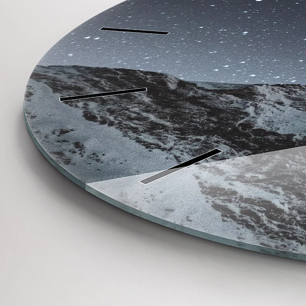 Wanduhr rund Ein Berg unter dem Sternenhimmel
