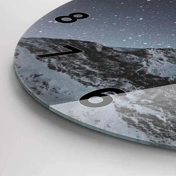 Wanduhr rund Ein Berg unter dem Sternenhimmel