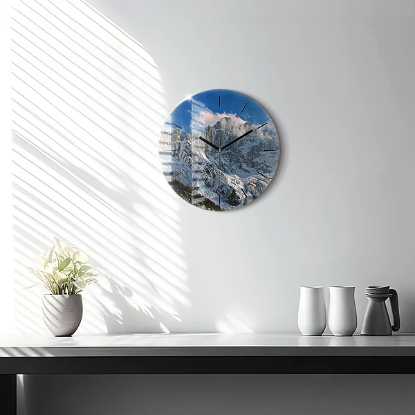 Wanduhr glas rund Berge unter dem blauen Himmel