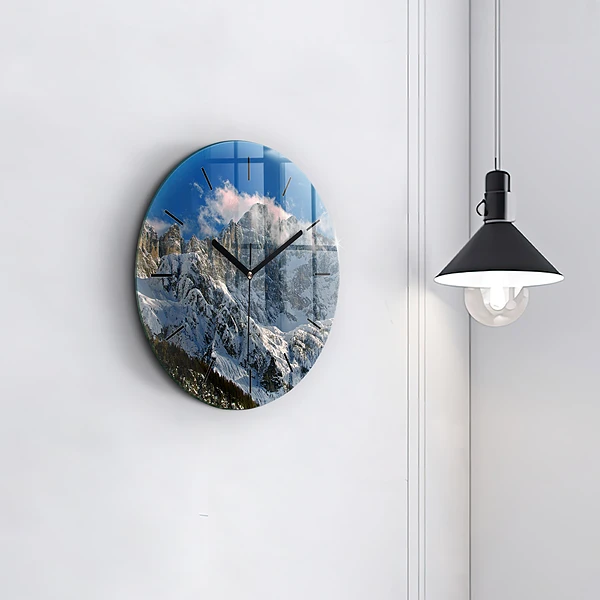 Wanduhr glas rund Berge unter dem blauen Himmel