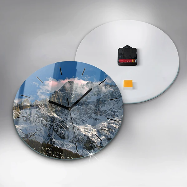 Wanduhr glas rund Berge unter dem blauen Himmel