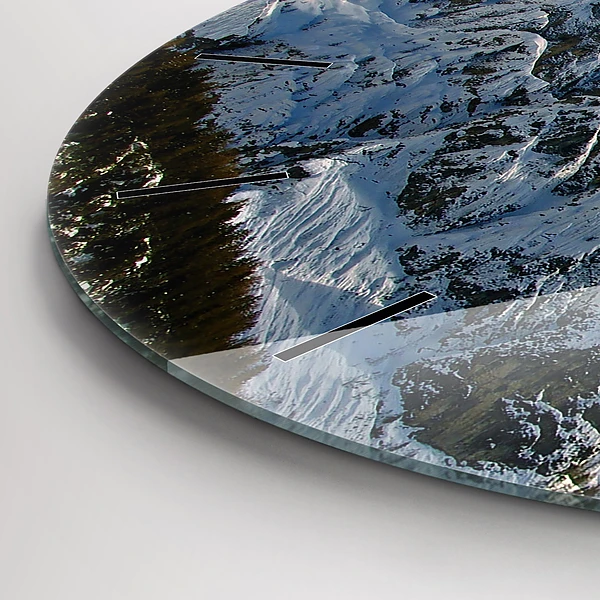 Wanduhr glas rund Berge unter dem blauen Himmel
