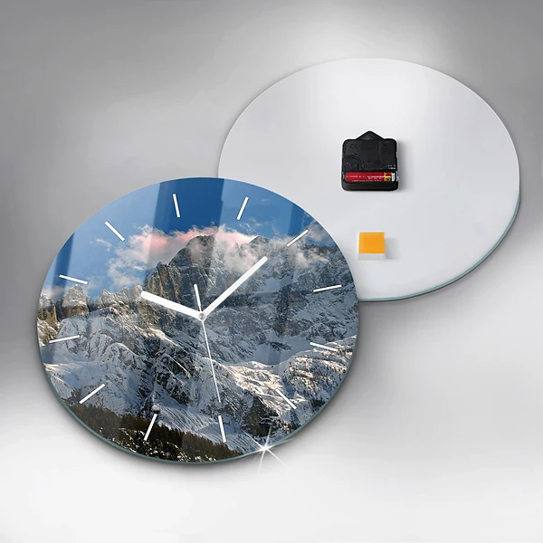Wanduhr glas rund Berge unter dem blauen Himmel