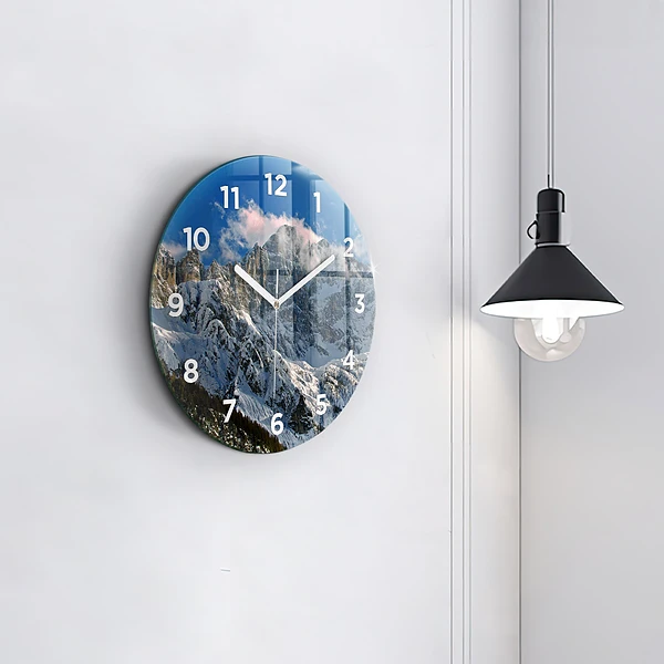 Wanduhr glas rund Berge unter dem blauen Himmel