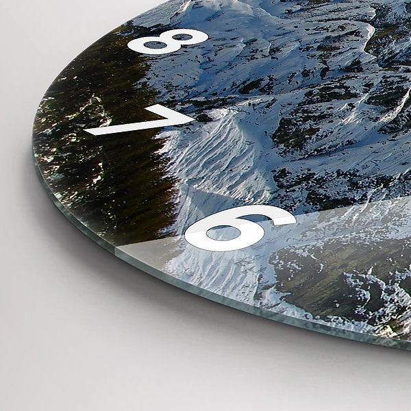 Wanduhr glas rund Berge unter dem blauen Himmel