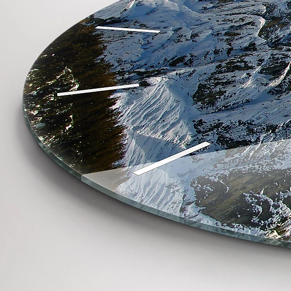 Wanduhr glas rund Berge unter dem blauen Himmel