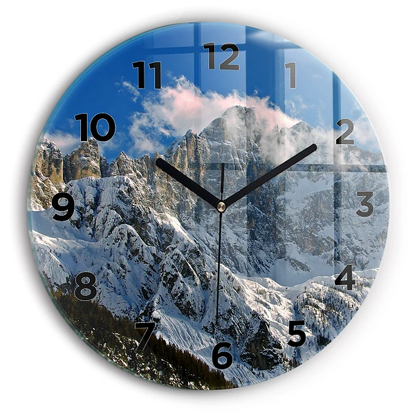 Wanduhr glas rund Berge unter dem blauen Himmel