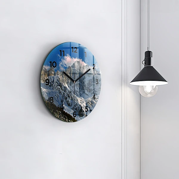 Wanduhr glas rund Berge unter dem blauen Himmel