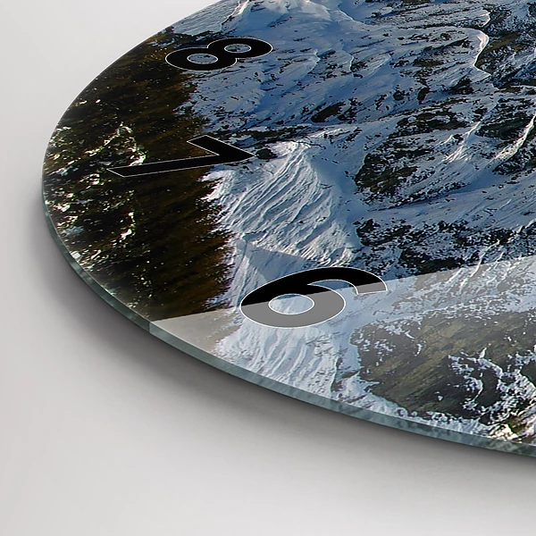 Wanduhr glas rund Berge unter dem blauen Himmel