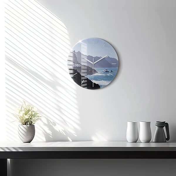 Wanduhr rund Berge am Meer