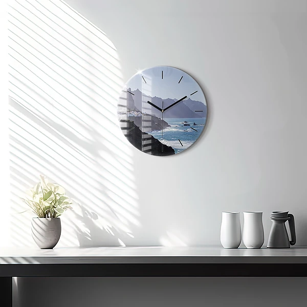 Wanduhr rund Berge am Meer