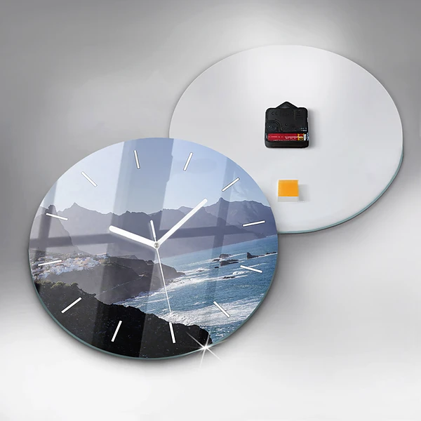 Wanduhr rund Berge am Meer