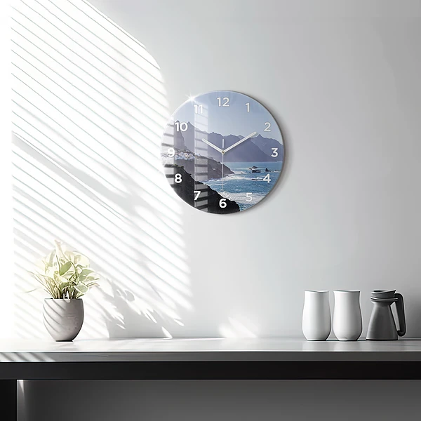 Wanduhr rund Berge am Meer