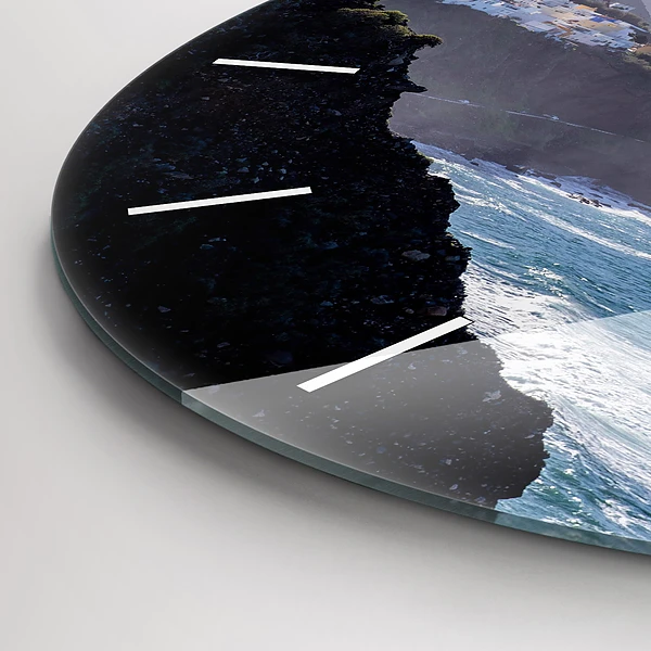 Wanduhr rund Berge am Meer