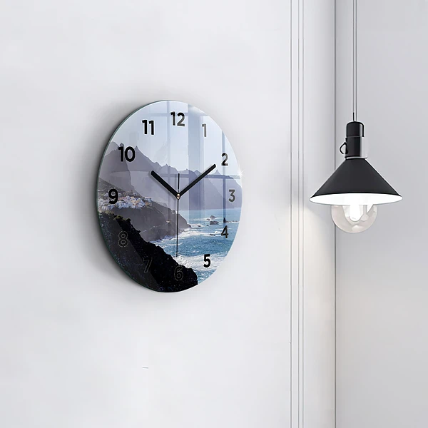 Wanduhr rund Berge am Meer