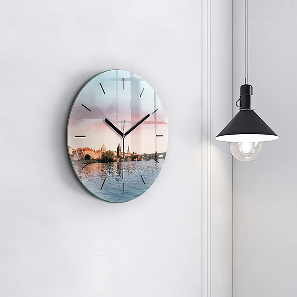 Wanduhr glas rund Karlsbrücke in Prag