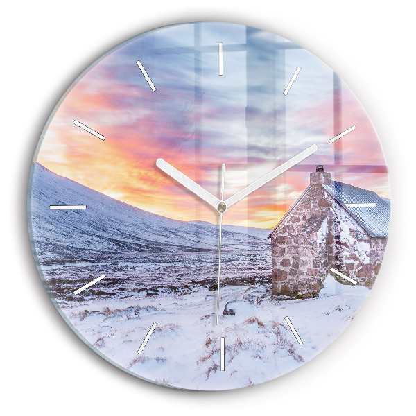Wanduhr rund Hütte in den Bergen