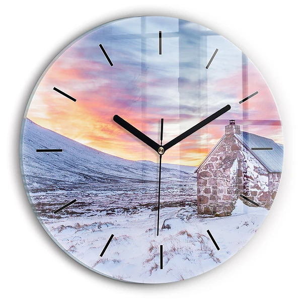 Wanduhr rund Hütte in den Bergen
